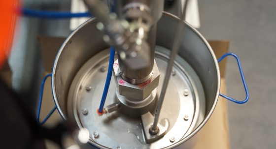 Platen mounted drum pump for air-free dispense